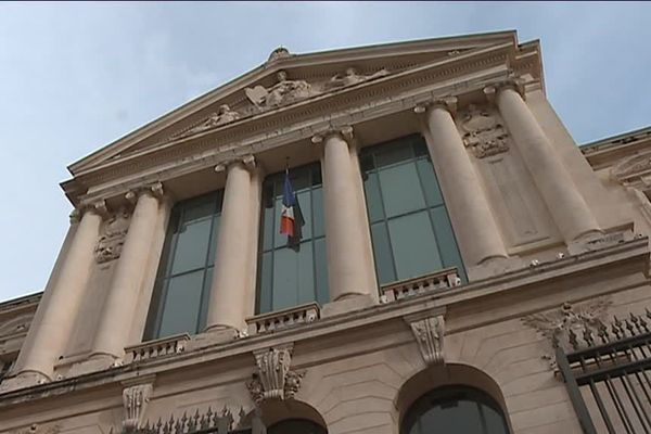 Le curé suspendu d'activités auprès des jeunes est mis en cause par plusieurs personnes selon le parquet.