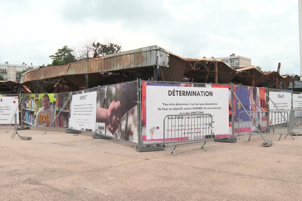 Une dizaine de commerces ont été détruits ou abîmé par un incendie déclanché par les émeutes.