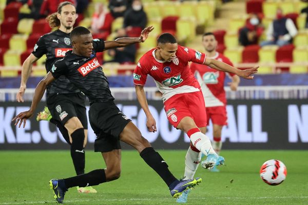 Le défenseur de l'Amiens SC Mamadou Fofana face au défenseur monégasque Vanderson lors du quart de finale de la Coupe de France mardi 8 février 2022.