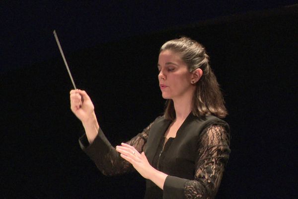 La finaliste française du Concours International de jeunes chefs d’orchestre de Besançon, Chloé Dufresne, a reçu deux "coups de cœur" : celui du public, et de l'orchestre. 
