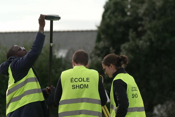 Le SHOM (Service hydrographique et océanique de la Marine) dispose de sa propre école à Brest . Ici, des élèves dont René, militaire congolais (à gauche).