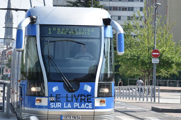 Le tram de Nancy est habillé aux couleurs du Livre sur la Place, le salon littéraire de la rentrée. 