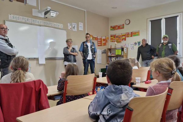 Les motards ont rencontré les six classes de l'école Saint Joseph. Une "démarche importante surtout pour ceux qui vont rentrer en sixième. Le collège c'est souvent plus violent", ajoute Noémie Goinguenet, directrice de l’établissement.