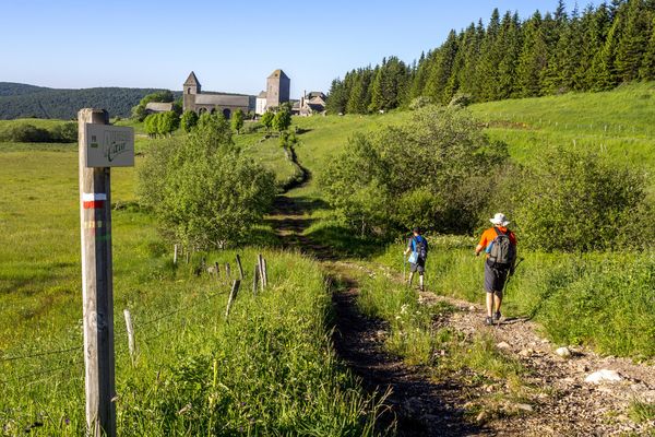 Randonneurs sur le chemin de Grande Randonnée du GR 65, appelé également Via Podiensis - Aveyron