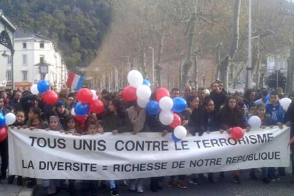 Plusieurs centaines de personnes marchent pour dire non aux amalgames à Foix