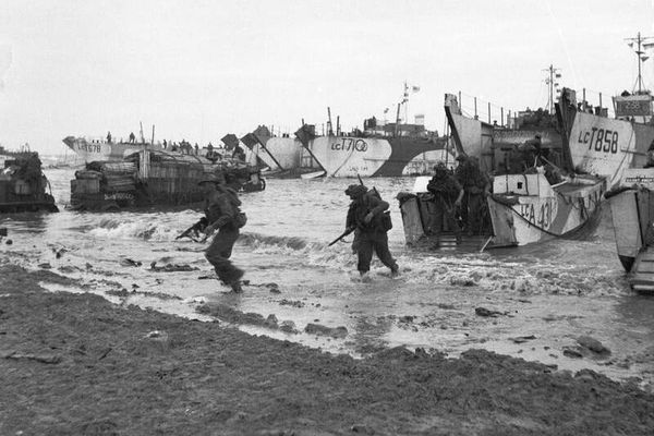 Les forces britanniques débarquent le 6 juin 1944 sur Gold Beach.