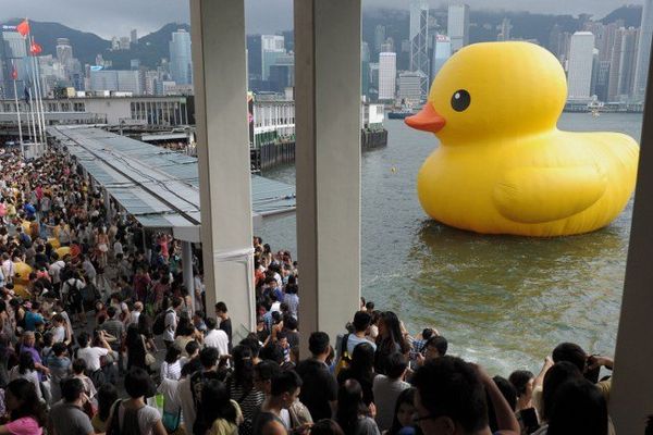 Rubber Duck lors de son départ du port de Hong Kong le 09 juin 2013
