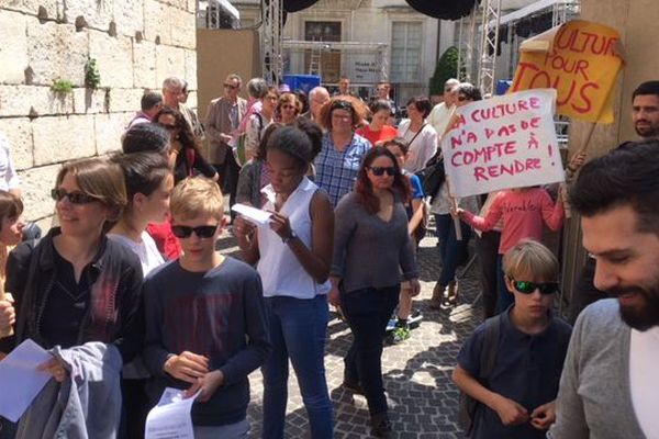 Les parents d'élèves se sont rassemblés devant leur conservatoire de Nîmes pour dénoncer la hausse des tarifs - mai 2018