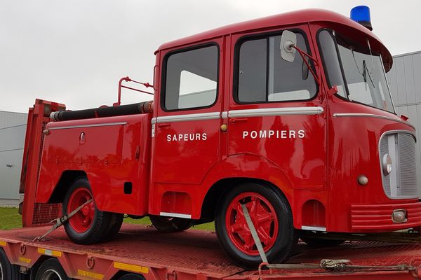 Ce véhicule est un fourgon Drouville "pompe tonne léger sur châssis Renault" datant de 1965. 