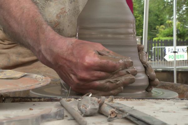 Le marché des potiers de Bort-l'Etang fait le plein de visiteurs dans le Puy-de-Dôme.