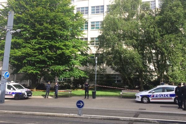 Les forces de police ont mis en place un périmètre de sécurité devant la mairie de Brest