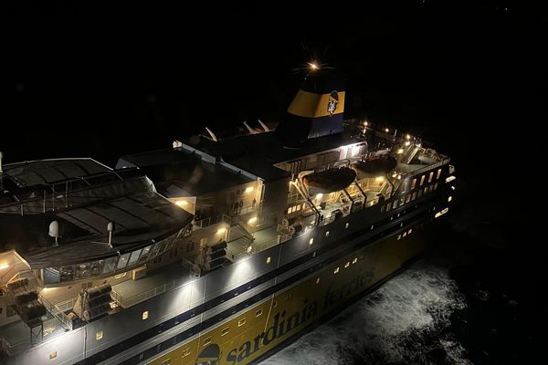 Une photo du Corsica Ferries lors de l'intervention en pleine nuit pour hélitreuiller la femme enceinte.