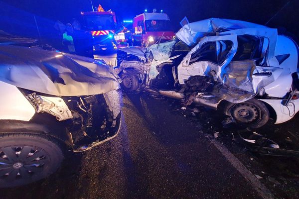 L'image témoigne de la violence du choc entre l'utilitaire et la voiture.