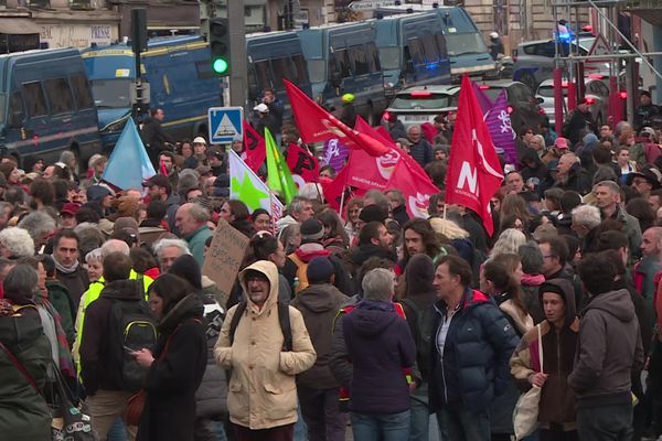 Plus de 2 000 manifestants se sont rassemblés jeudi 30 mars à Nantes pour dénoncer les violences policières