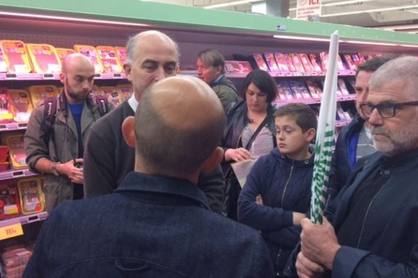 Les éleveurs de lapins en opération "stickage" ce jeudi 20 avril 2017 dans un supermarché à Rennes