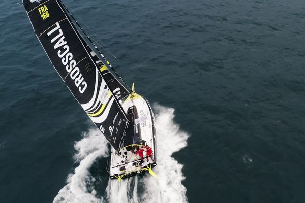 Aurélien Ducroz a terminé la transat Jacques Vabre à la 26e position. "Un échec", "une mise à l'épreuve hors norme" pour le skipper Haut-Savoyard, ancien champion de freeride