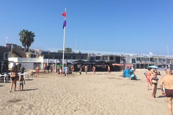 Le drapeau violet synonyme de pollution est hissé ce matin sur la plage de la Pointe Rouge.