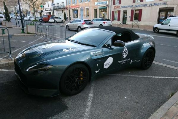 Les gendarmes ont du rouler à 270 km/h pour rattraper la voiture de luxe 