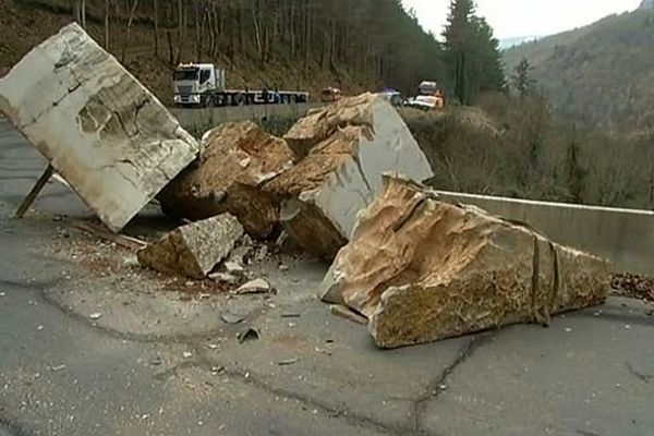 RN.106 - Balsièges (Lozère) : le chargement de pierres tombé d'un camion bloque la circulation  - 21 janvier 2015.