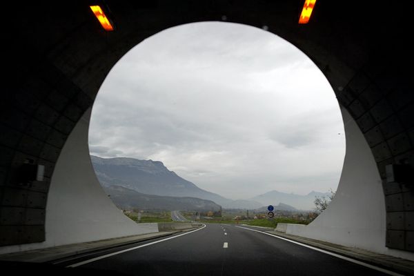 L'autoroute A51 à hauteur du tunnel de Sinard a été coupée dans les deux sens de circulation, ce lundi 6 janvier à la suite de fortes rafales de vent.