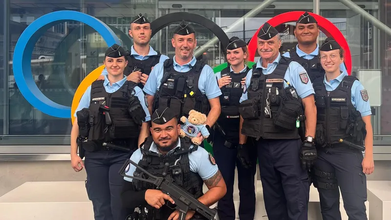 Les gendarmes sécurisent l'aéroport d'Orly avec leur mascotte.