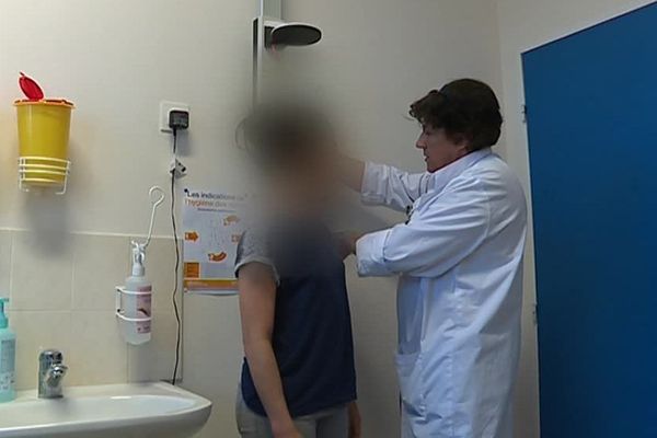 Au CHU Arnaud de Villeneuve à Montpellier, le docteur Claire Jeandel mesure ses jeunes patients à chaque consultation dans le centre pédiatrique des maladies endocriniennes et de croissance - avril 2019