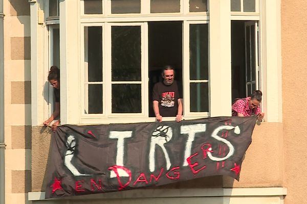 A l'IRTS de Poitiers, le personnel et les étudiants manifestent pour alerter sur la situation de leur école.