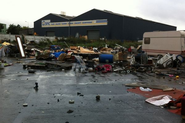 Ce mercredi matin, dans le camp de Roms de Lille-Sud, après l'intervention de la police. 