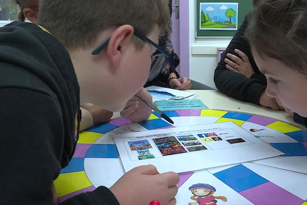 Des ateliers ludiques de sensibilisation à l'exposition aux écrans sont organisés  par le département du Territoire de Belfort, dans des écoles maternelles.