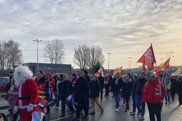 Plus de 200 personnes ont défilé ce mardi 24 décembre dans les rues de Nogent-sur-Oise contre le projet de réforme des retraites. 