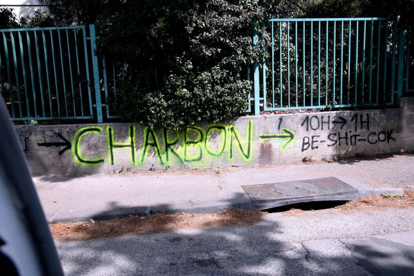 Inscription "charbon" sur un mur de ma cité Frais-Vallon dans le 13e arrondissement de Marseille