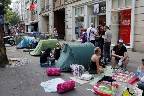 Ambiance camping devant l'Olympia.