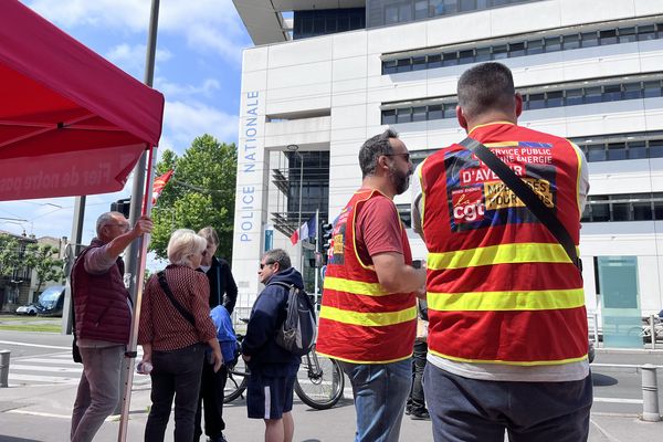 Rassemblement spontané devant l'hôtel de police de Bordeaux