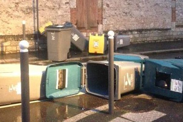 Des poubelles ont été renversées un peu partout, ici à Orléans, à cause du vent. 