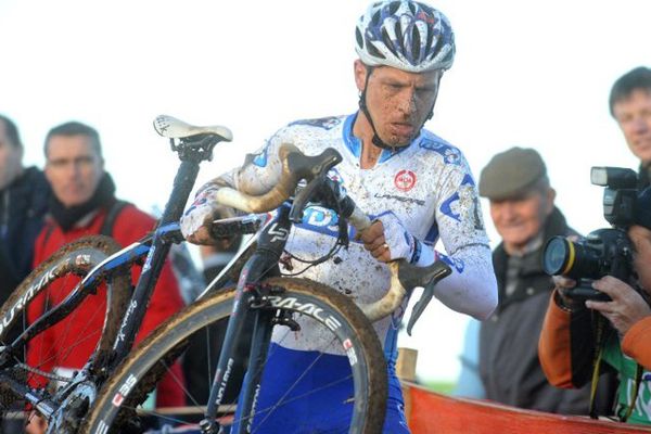 Francis Mourey avec le dossard de la Francaise des Jeux aux championnat de France de cyclo-cross à Lanarvily (29) en janvier 2011