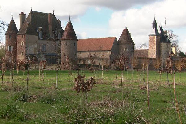 Ce château de l'Allier, en pleine rénovation, a été racheté par un propriétaire passionné.