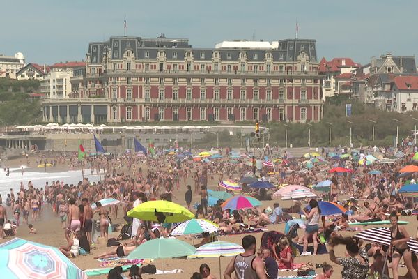 La foule est dense sur les plages de Biarritz ce 8 mai 2021, premier week-end de déconfinement.