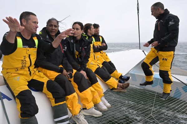 Le skipper français Sebastien Josse, l'ancienne championne d'athlétisme française Marie-José Pérec, l'ancienne Miss France et docteure Marine Lorphelin, le chef cuisinier français Hugo Roellinger, le dramaturge français Alexis Michalik et le skipper français Armel Le Cléac'h assistent à une session préparatoire pour le passage de la flamme olympique à travers l'océan Atlantique à bord du multicoque Ultim Banque Populaire au large de Lorient, dans l'ouest de la France, le 29 mai 2024.