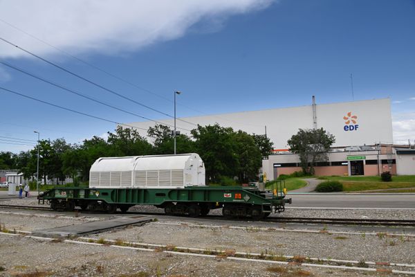 EDF projette de contruire un Technocentre sur le site de l'ancienne centrale nucléaire de Fessenheim. Il s'agit d'une installation industrielle destinée à valoriser des métaux faiblement radioactifs issus d’installations nucléaires. Les antinucléaires allemands sont inquiets.