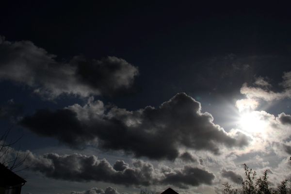 Météo en Auvergne-Rhône-Alpes : au fil de la journée du samedi 15 décembre, le soleil laisse sa place aux nuages et à la pluie pour le restant du week-end. 