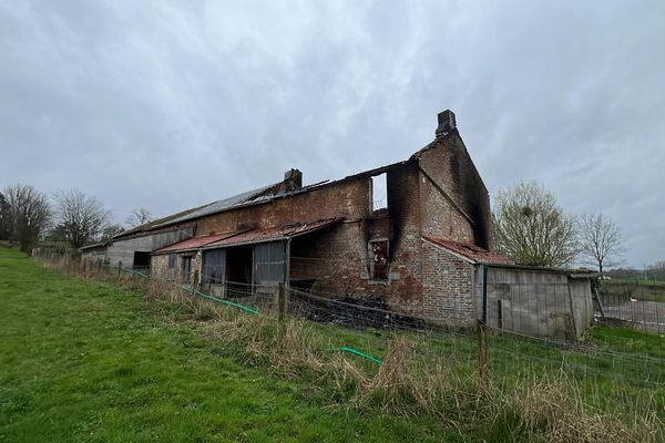 Un violent incendie a entièrement calciné l'intérieur d'une maison dans la commune de Willies ce samedi 16 mars 2024.