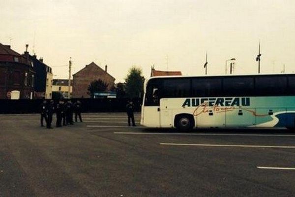 Le car des supporters nantais bloqué sur un parking à proximité du Stade du Hainaut, sous la surveillance des CRS.