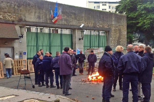 Les surveillants mercredi matin devant la maison d'arrêt d'Orléans (Loiret)