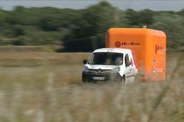 Dans cette remorque orange, il y a une cuisine tout inox qui s'adapte aux dégustations chez les vignerons de l'Hérault.