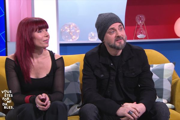 Perrine Barrois et Jérôme Brûlant forment le duo Trois Vagues. Ce vendredi 14 juin 2024, ils sont venus raconter sur le plateau de "Vous êtes formidables" comment ils ont samplé le générique du "Top 50" pour créer le titre "Hit parade".