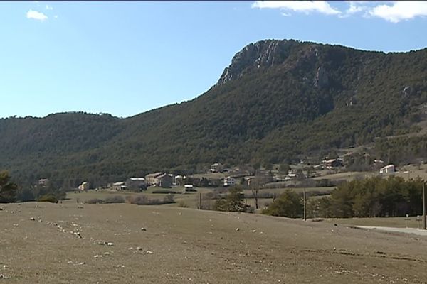 Vue générale du petit village de Séranon, au-dessus de Grasse.