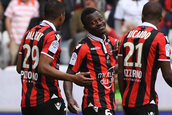 Le joueur niçois Jean Michaël Seri fêtant son but aux côtés de ses coéquipiers pendant le match Nice-Nancy ce samedi 15 avril.