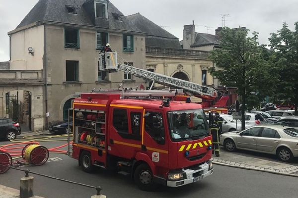 Les pompiers lors de l'intervention pour l'incendie de la place Notre Dame à Vitré