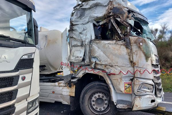 Le camion citerne renversé sur l'A54 a été remis sur ses roues vers 9h30 ce matin.