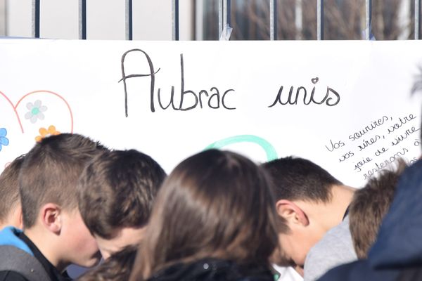 Les élèves affichent leur solidarité après la mort accidentelle de deux adolescents